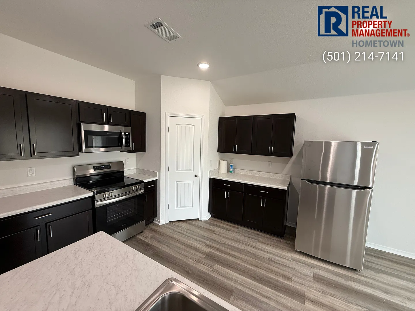 Spacious 3-Bed, 2-Bath Modern Home with Garage in Benton — Photo 3