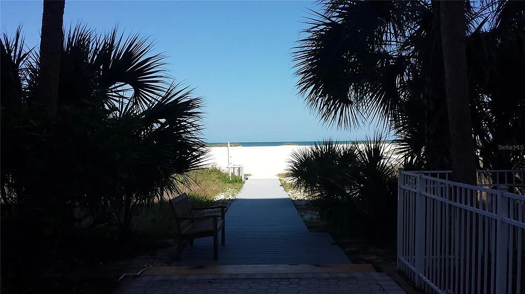 2 bed, 2.0 bath, 1094 sqft, $4,000 — Photo 3