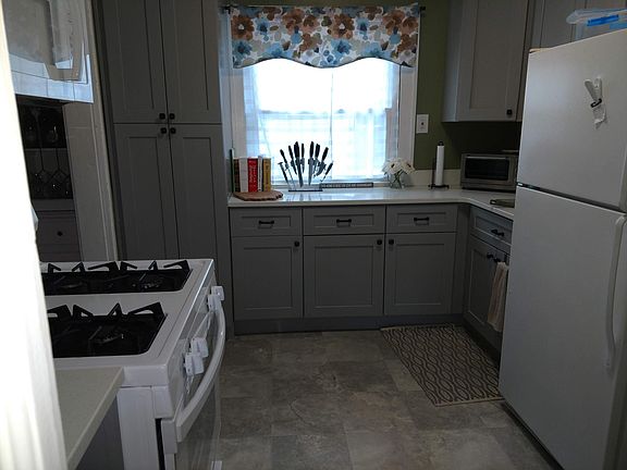 5th image of 2097 Chesterland Ave