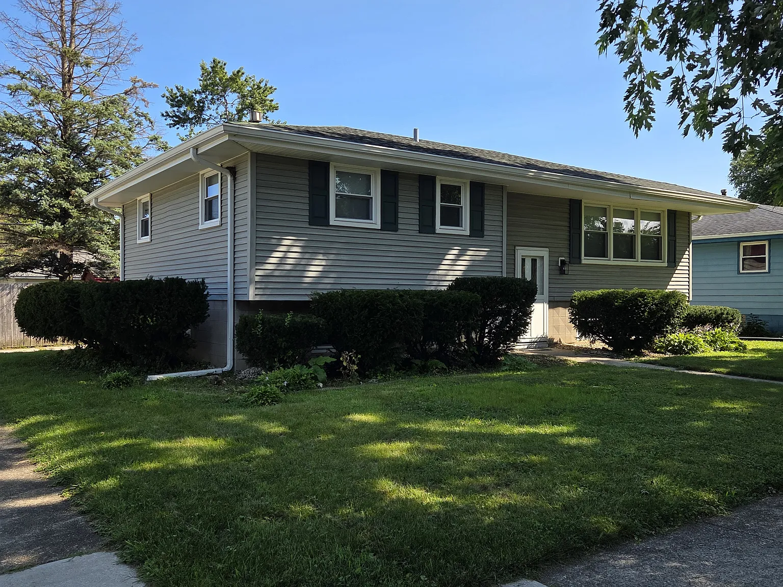 3 bed, 1200 sqft, $1,995 — Photo 2
