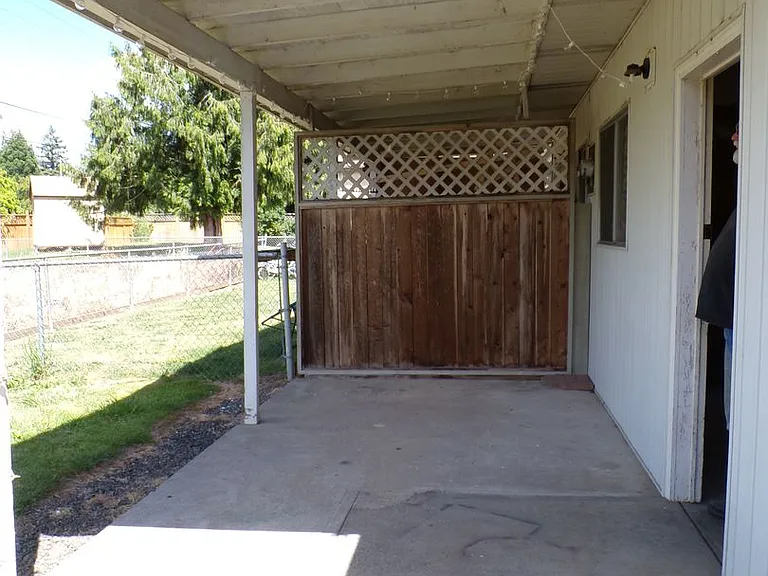 325 SE Bridgeway Ave — Photo 13