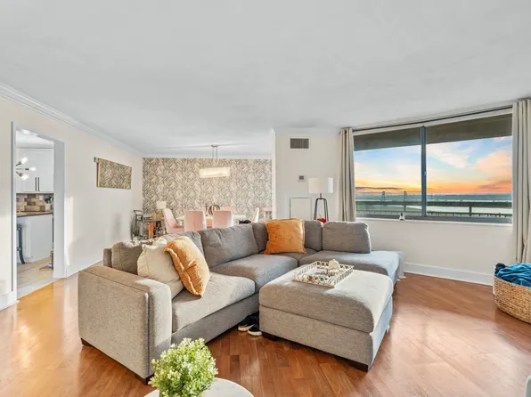 1020 Harmon Cove Tower, Secaucus, NJ 07094