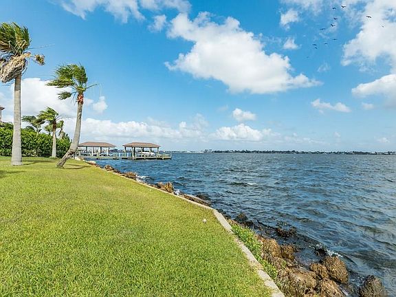 4th image of 1019 Palm Cove Ct