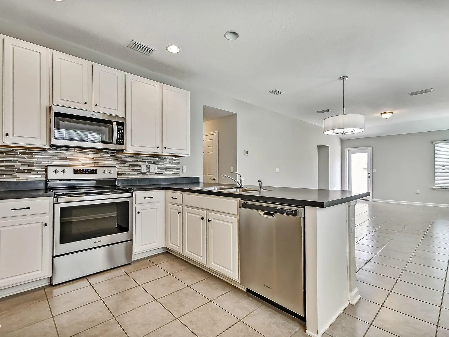 3 bed, 1289 sqft, $2,450 — Photo 3