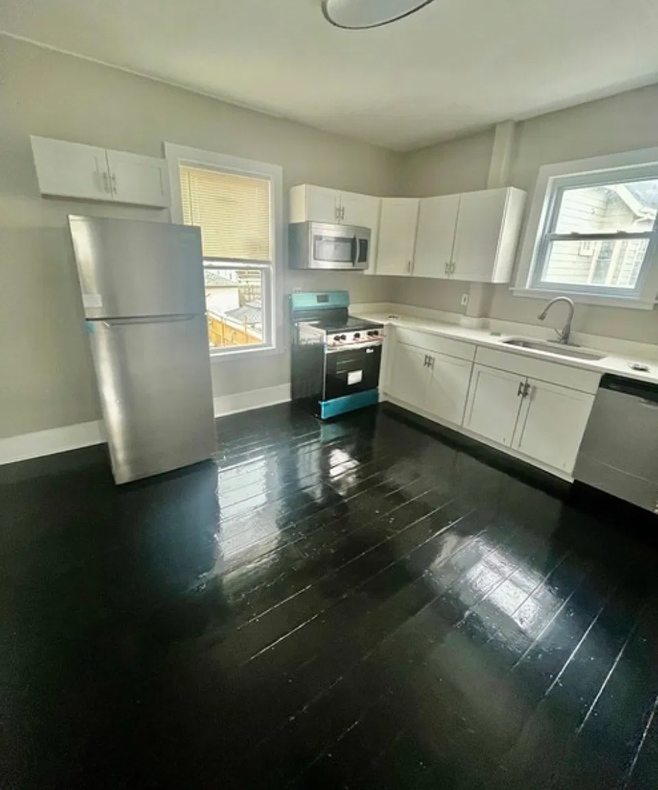 2 bed, 975 sqft, $2,300 — Photo 1