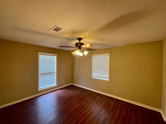 5th image of 407 Sweetbriar Dr