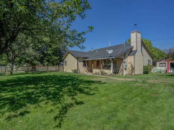 1119 Scenic Dr, Mount Shasta, CA 96067