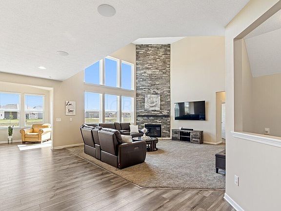 4th image of 255 Silver Branch Dr