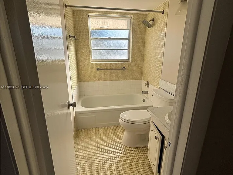 179 W Canterbury Dr #H — Photo 6
