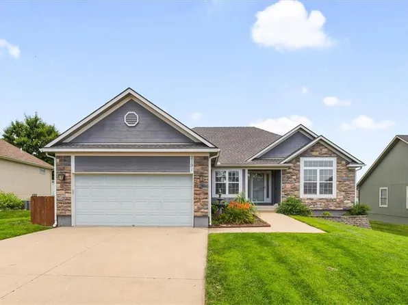 2191 Valley View Dr, Tonganoxie, KS 66086