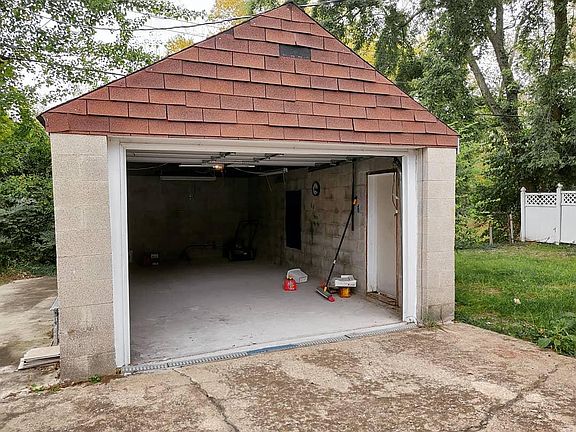 3rd image of 7839 Ahern Ave