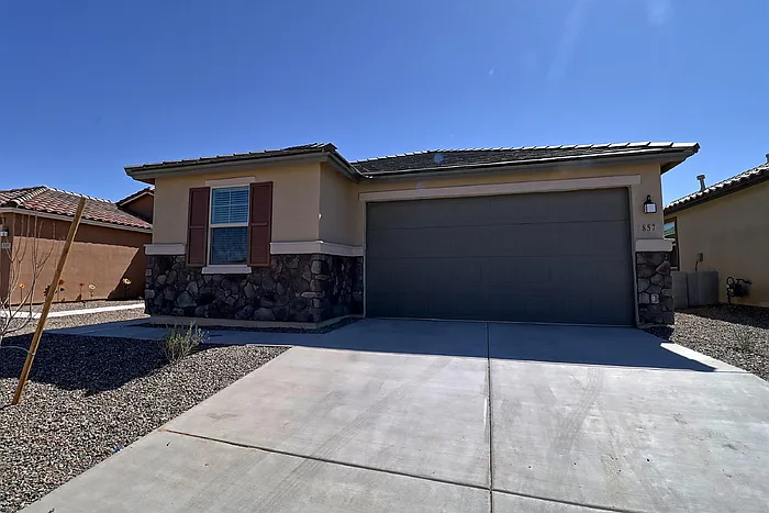 3 bed, 2.0 bath, 1800 sqft, $1,985 — Photo 1