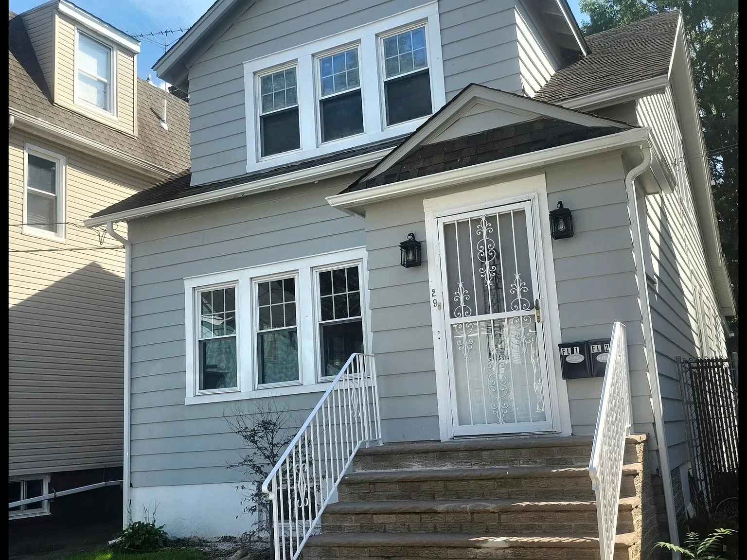 Renovated 2 bedroom for rent !! — Photo 1
