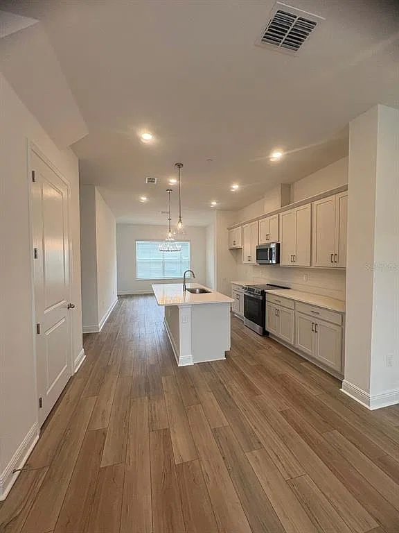 3 bed, 2.5 bath, 1649 sqft, $3,500 — Photo 4