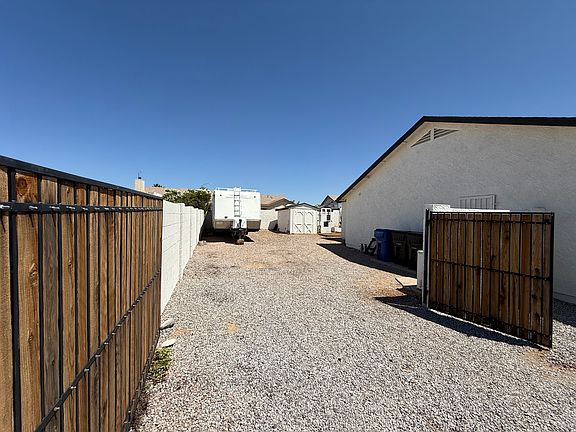 4th image of 8058 E Evergreen St