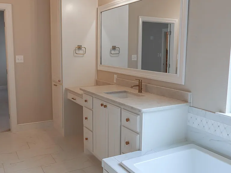 Master Bath w/ His & Hers Vanities