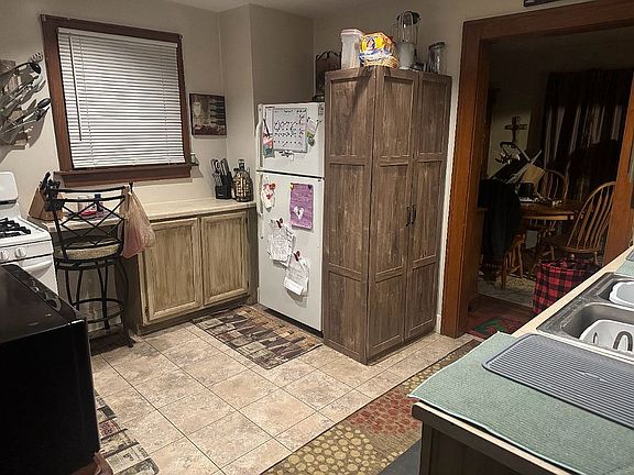 4th image of 22 Lloyd Ave