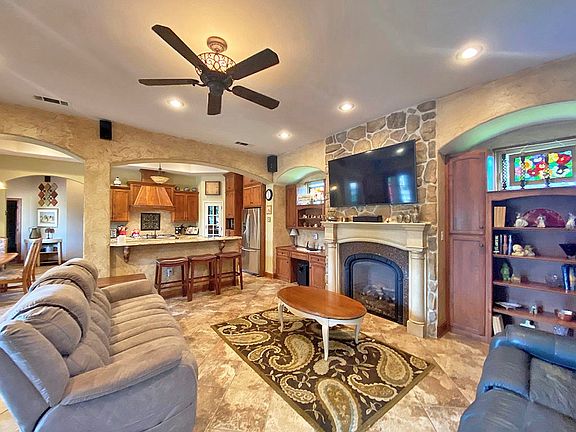 4th image of 814 Timber Hill Dr