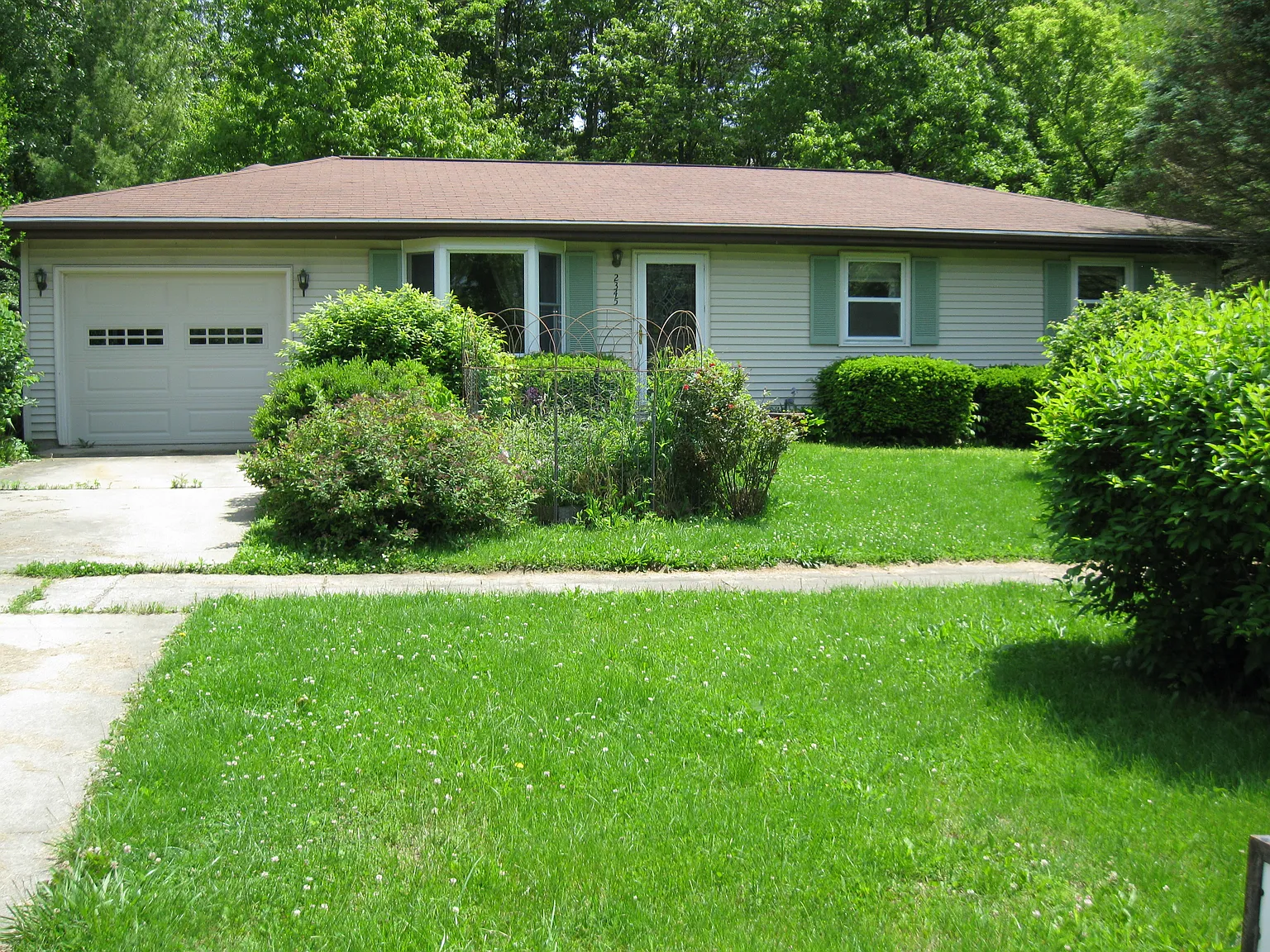 2345 Douglas St photo 1