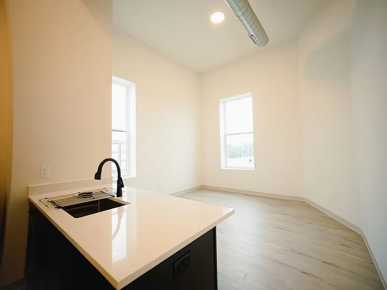350 N Main St — Photo 3