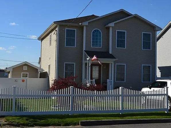 5 Salem St, Fall River, MA 02721