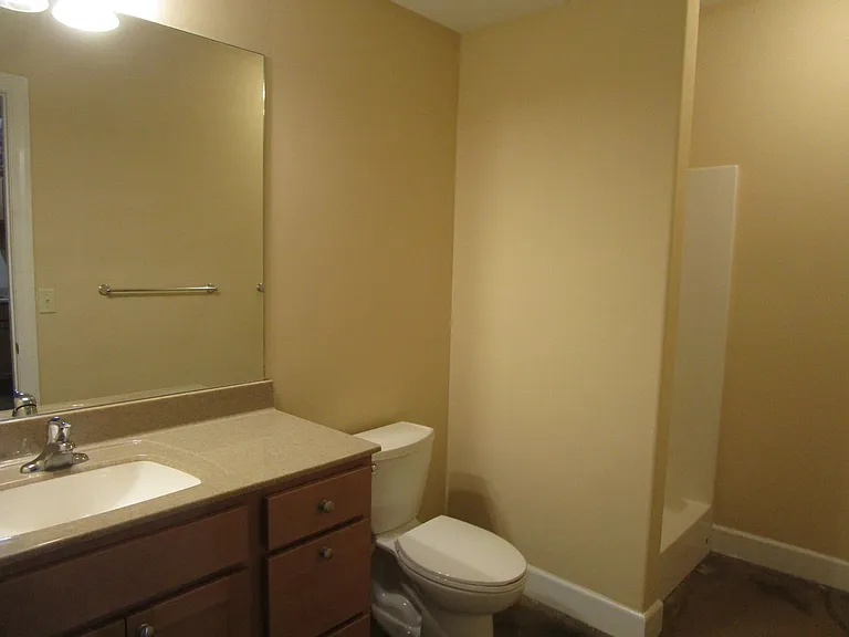 810 E Broadway — Photo 19