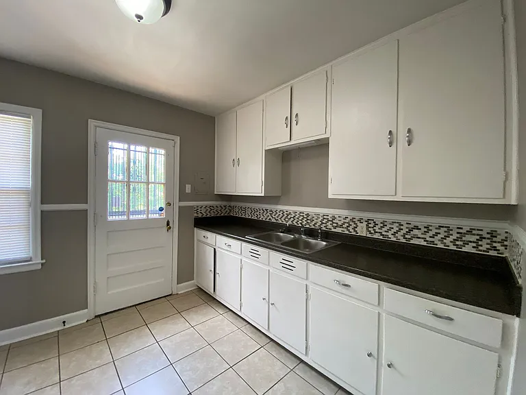143 N Merton St #3 — Photo 4