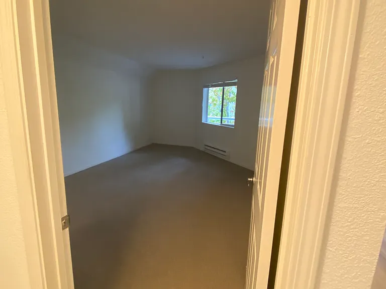 Deer Park Apartments - 95-99 Professional Center Pkwy — Photo 14