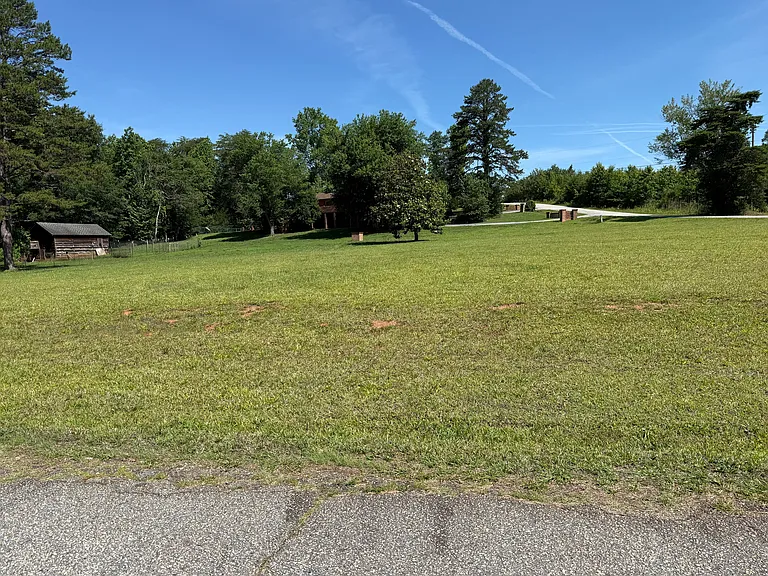 400 Emerald Dr — Photo 6
