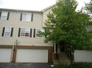 302 Evergreen Cir, Gilberts, IL 60136