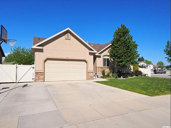 3rd image of 222 S River Bend Ct