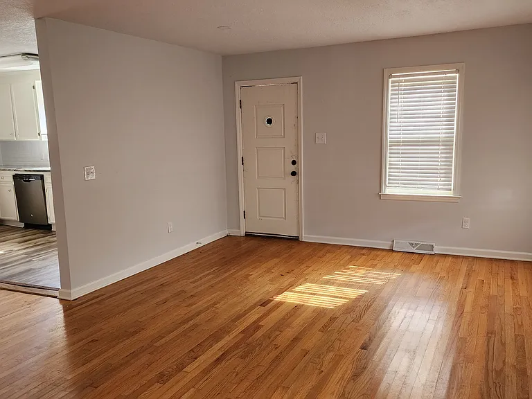 187 E Walnut St — Photo 17