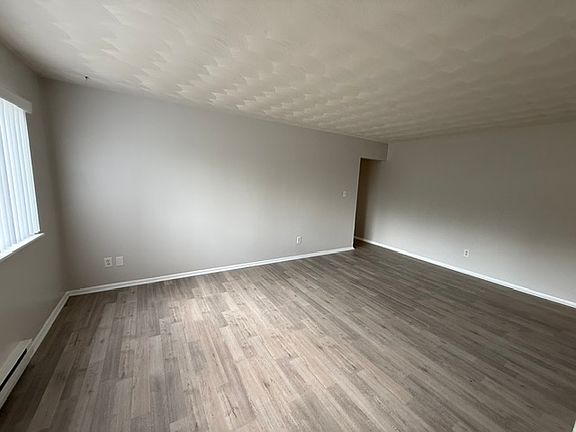 3rd image of 208 W Lansing Rd #8