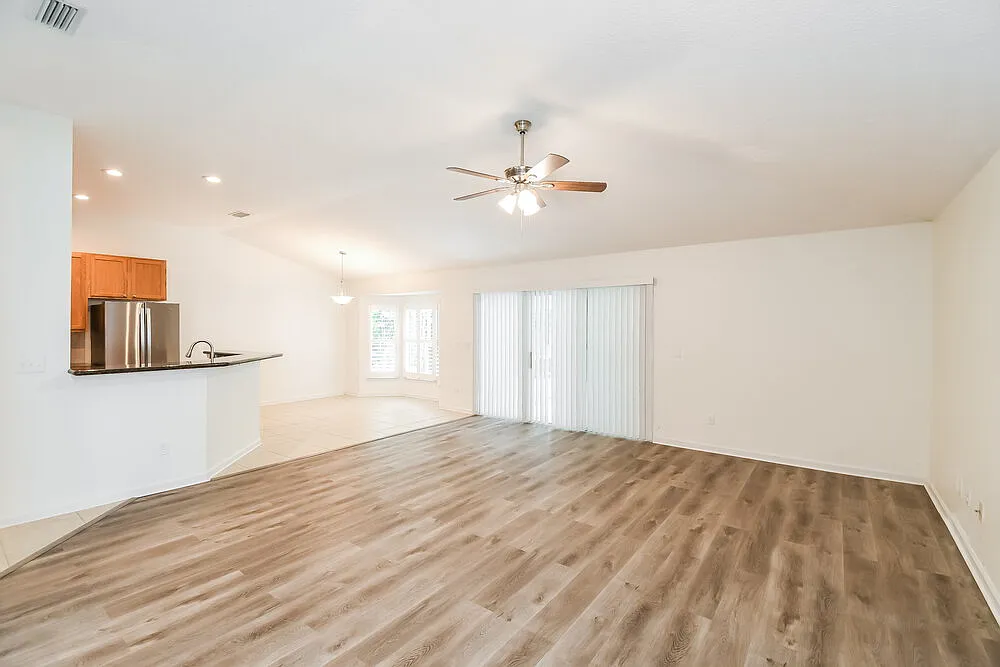 4 bed, 2.0 bath, 2288 sqft, $2,270 — Photo 3