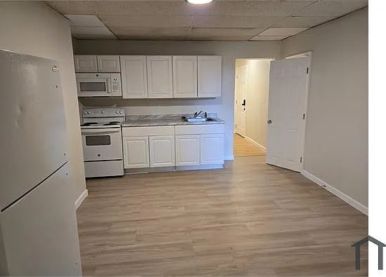 221 W Upton St #1F — Photo 7