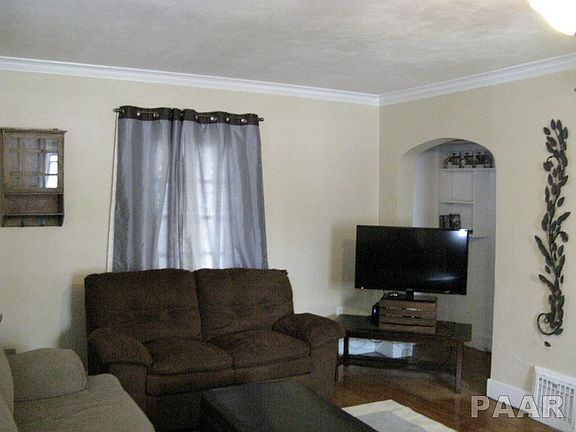 3rd image of 716 N Ashland Ave