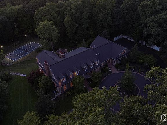 3rd image of 7074 Fairhill Dr NE