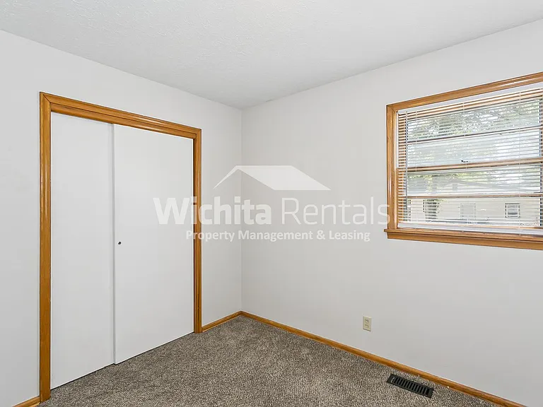 1400 N El Paso Dr — Photo 8