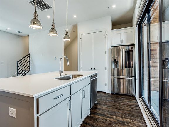 3rd image of 2121 N Garrett Ave #202