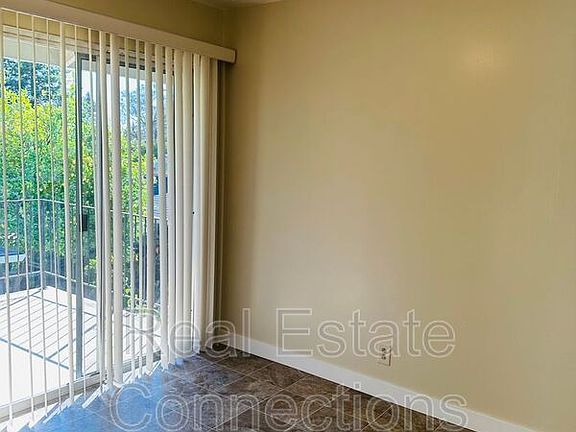 5th image of 870 Castlewood Dr APT 4