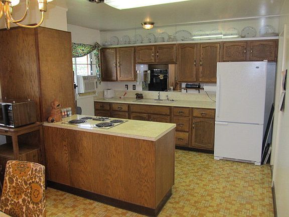 3rd image of 861 Maplewood Dr