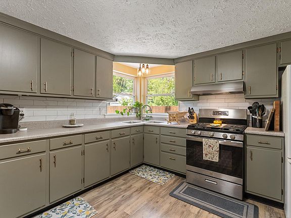 4th image of 2427 Hollywood Pl
