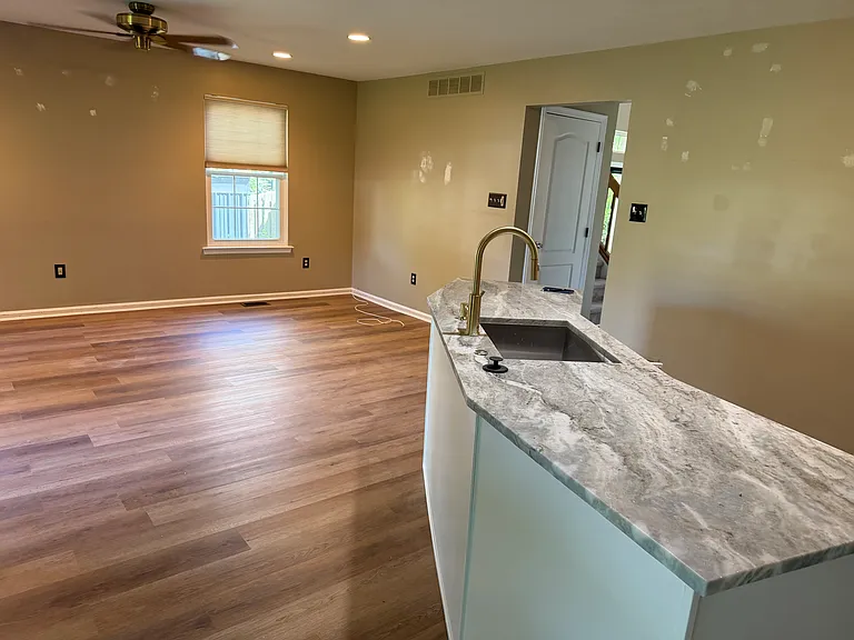 112 Lincoln Ln — Photo 2