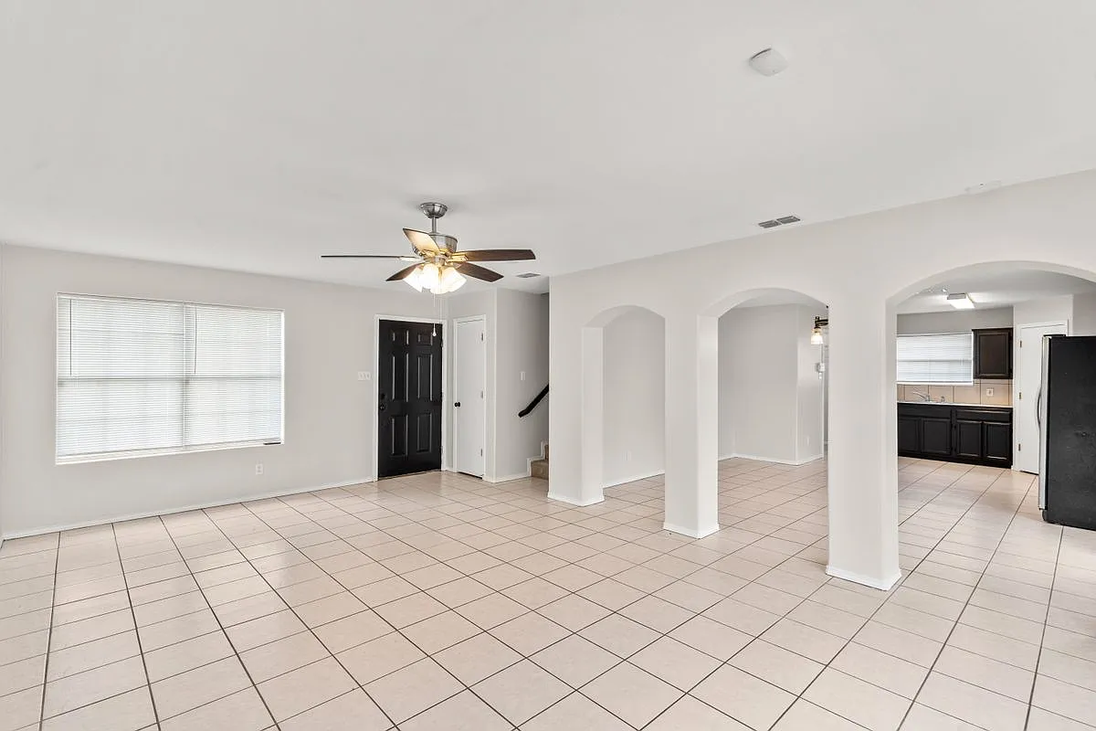 4 bed, 3.0 bath, 2076 sqft, $2,000 — Photo 4