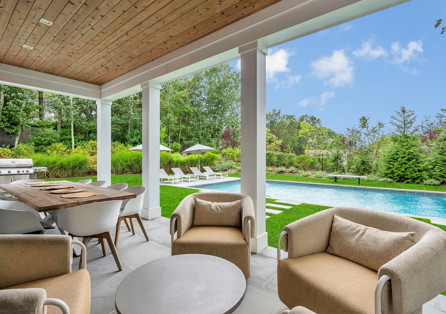 Newly constructed modern home, bluestone patio, Gunite pool — Photo 3