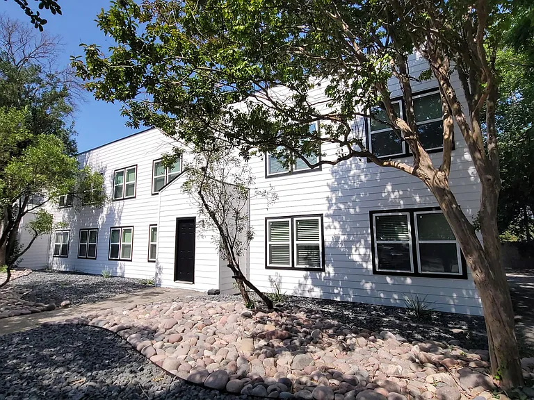 503 W Kings Hwy — Photo 2