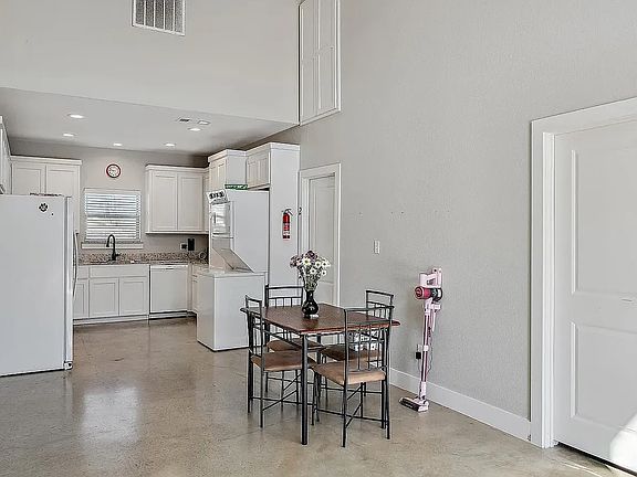 5th image of 703 Maple St #4