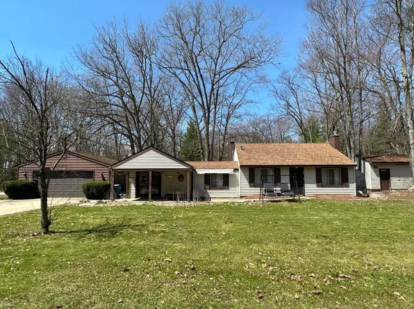 901 Old Trail Dr, Houghton Lake, MI 48629