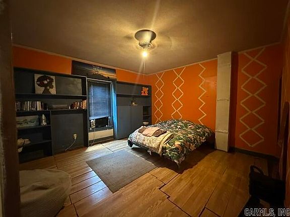 5th image of 701 E 3rd St
