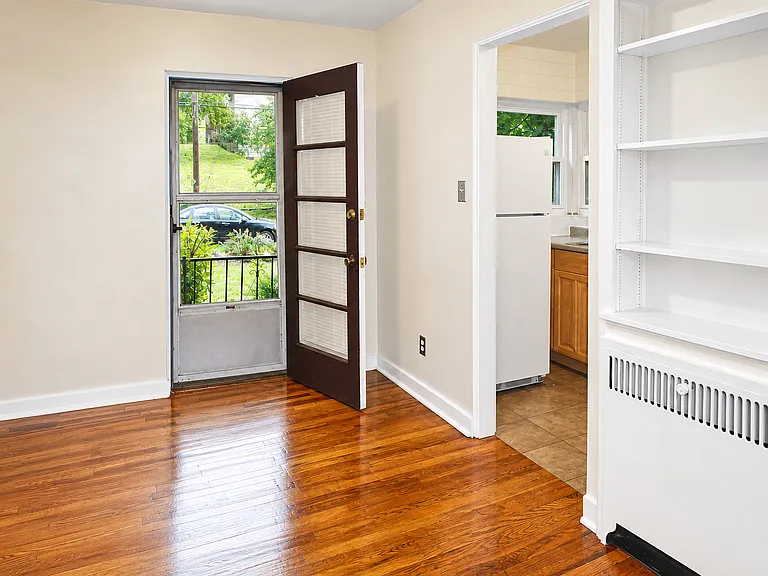 183 Morrison Dr — Photo 3